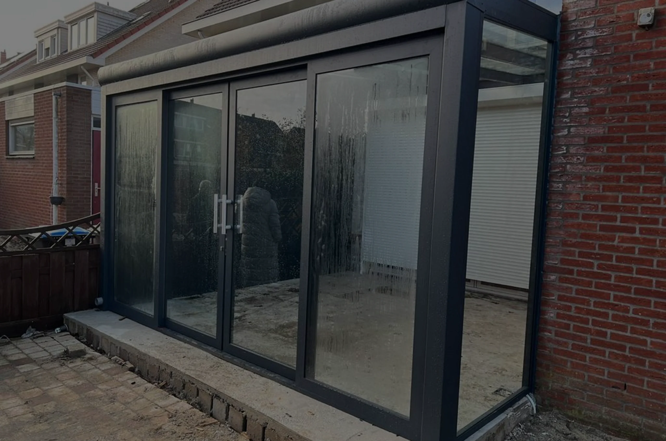 Volledig gesloten aluminium veranda met glazen schuifwanden