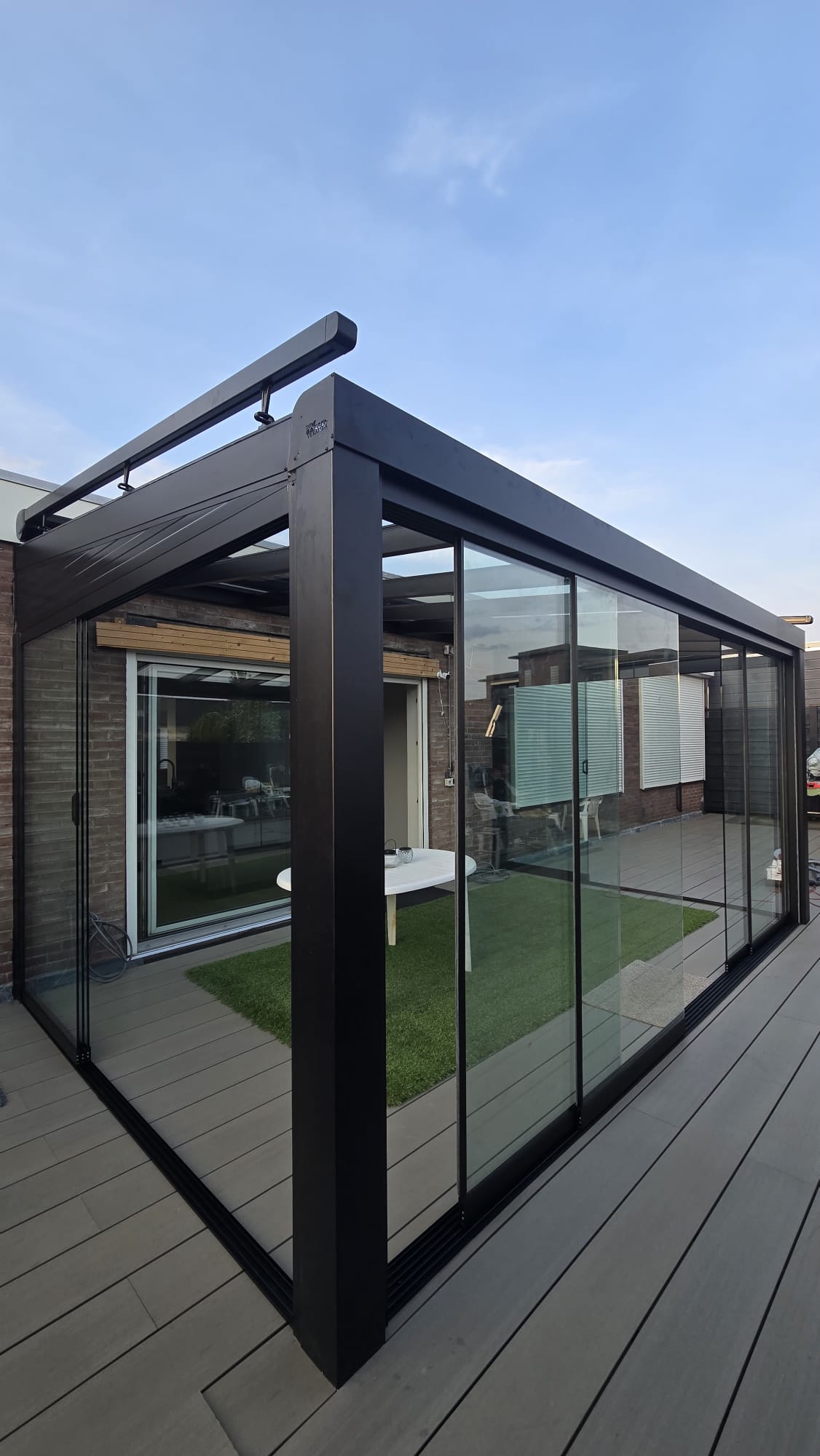 Aluminium veranda met glazen schuifwanden bij woning – gerealiseerd project